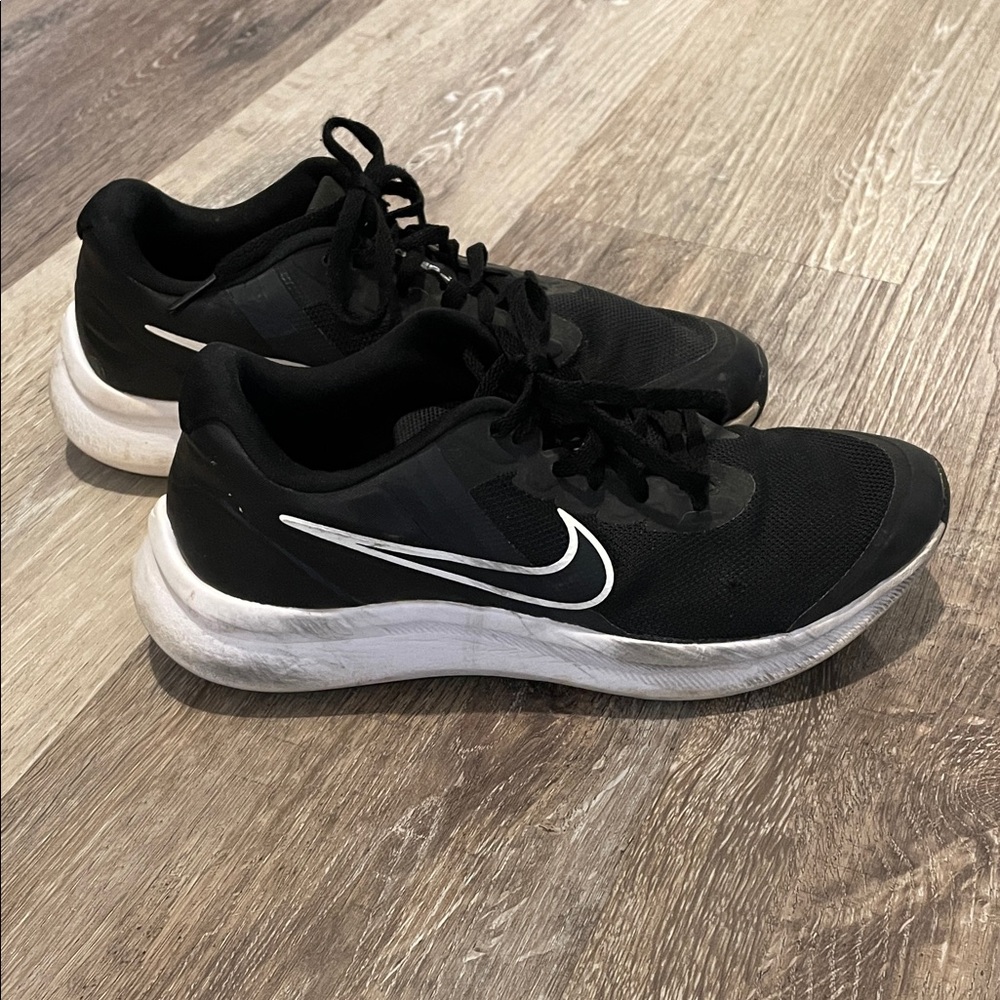 Nike size 5Y Black and White Star Running Shoes
